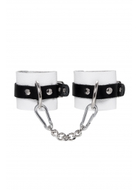 Бело-черные кожаные наручники с одним ремешком с люверсами - Pecado - купить с доставкой в Смоленске