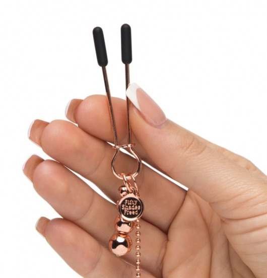 Золотистые зажимы для сосков и клитора All Sensation Nipple and Clitoral Chain - Fifty Shades of Grey - купить с доставкой в Смоленске